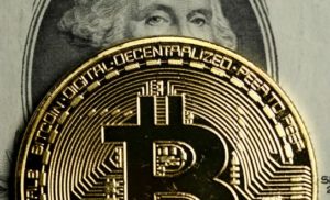 Bitcoin potrebbe raggiungere 15.000 dollari entro fine luglio secondo John McAfee